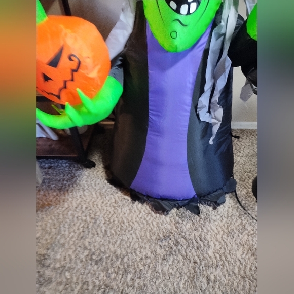 Halloween Witch Holding A Pumpkin Inflatable Spooky 37" - Picture 5 of 16